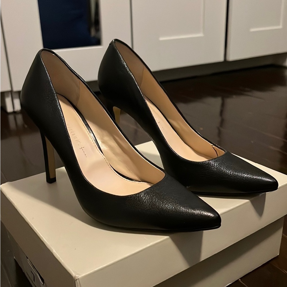Banana Republic- Black Pumps